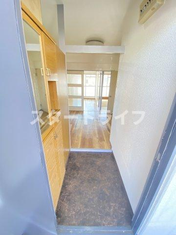 大阪市東淀川区西淡路５丁目の賃貸マンションの玄関