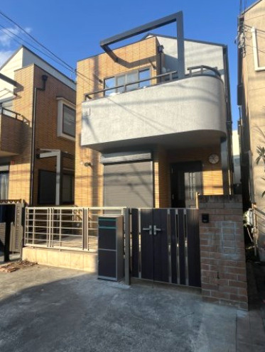 杉並区南荻窪2丁目　天窓×勾配天井　陽だまり邸宅の外観|お車並列2台駐車可能です♪