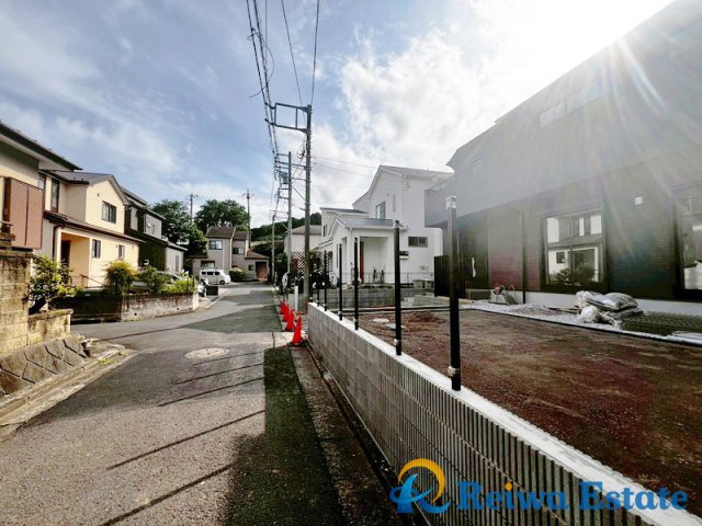新築戸建　茅ヶ崎市芹沢の前面道路含む現地写真