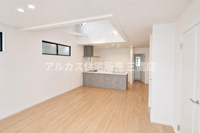 中央線 武蔵小金井駅 11分 新築戸建 小金井市中町4丁目の居間・リビング|開放感あふれる勾配天井のLDK。グレーの対面キッチンと明るい木目床が、洗練された空間を演出します。