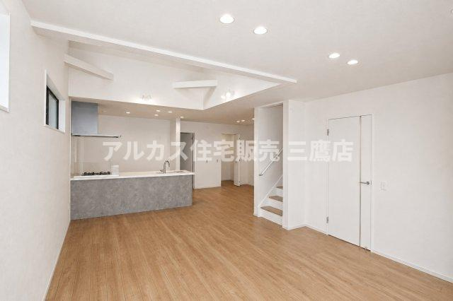 中央線 武蔵小金井駅 11分 新築戸建 小金井市中町4丁目の居間・リビング|木目床と白を基調としたLDK。対面キッチンと高天井が、すっきり開放的な空間を演出します。