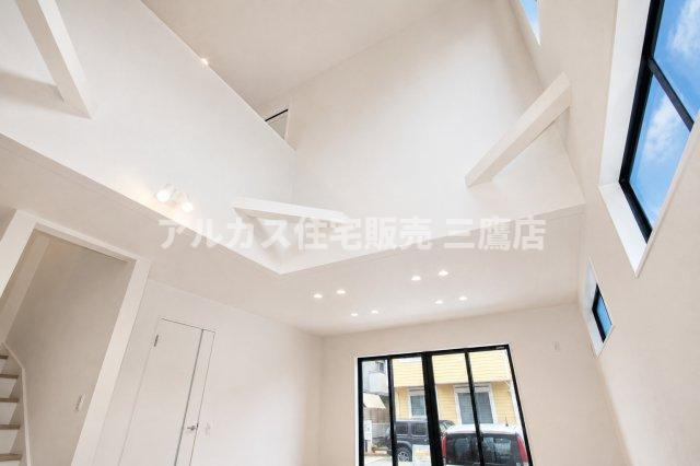 中央線 武蔵小金井駅 11分 新築戸建 小金井市中町4丁目の居間・リビング|高窓を設けた吹抜け空間。縦方向に視線が広がり、明るさと開放感を感じられます。