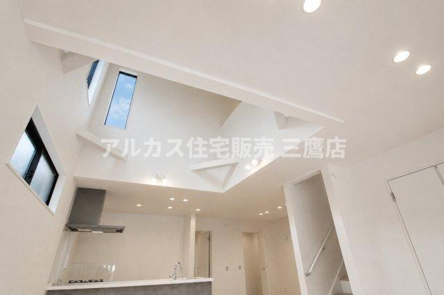 中央線 武蔵小金井駅 11分 新築戸建 小金井市中町4丁目の居間・リビング|高窓を配した高天井のLDK。上部まで視線が抜け、明るく開放的な空間です。