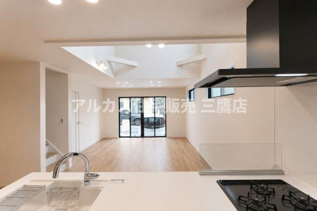 中央線 武蔵小金井駅 11分 新築戸建 小金井市中町4丁目のキッチン|リビングを見渡せる対面キッチン。3口コンロ付きで、毎日のお料理も快適です。