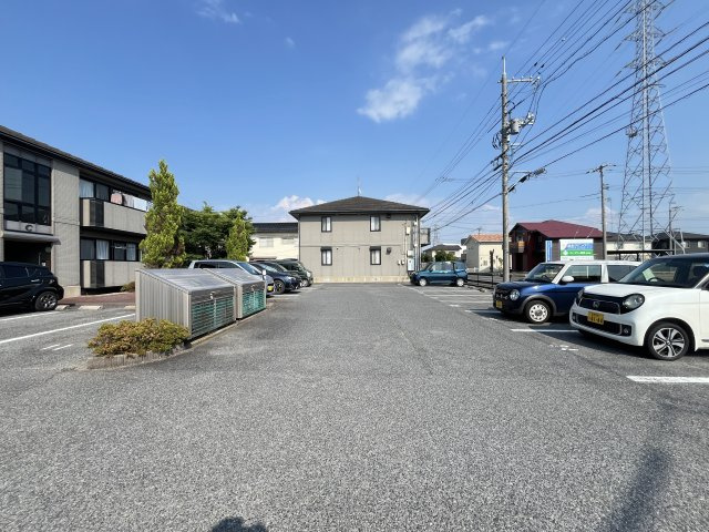 ロワール福原B棟の駐車場