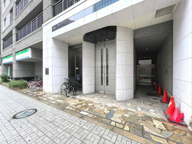 レジディア心斎橋ウエストのエントランス