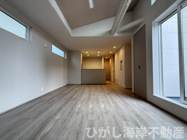 茅ヶ崎市西久保　新築戸建　全4棟の居間・リビング|18.8帖　吹抜付LDK