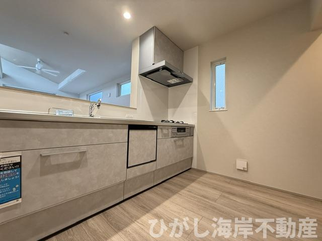 茅ヶ崎市西久保　新築戸建　全4棟の前面道路含む現地写真|6月15日撮影　建築中　現地外観