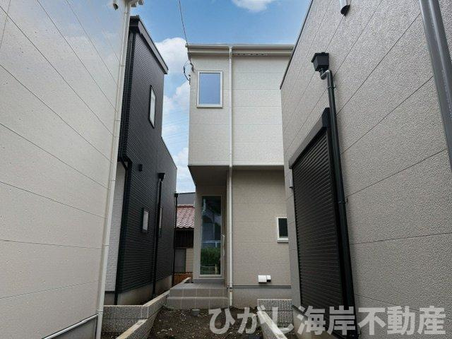 茅ヶ崎市西久保　新築戸建　全4棟の前面道路含む現地写真|8月15日撮影　外構工事中　現地外観