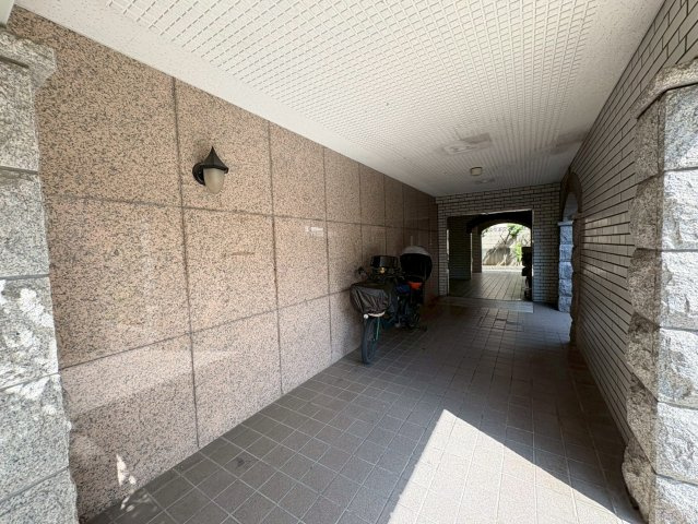 神戸市東灘区森北町４丁目の賃貸マンションのエントランス