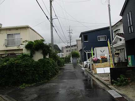 佐伯区美の里２丁目の前面道路含む現地写真