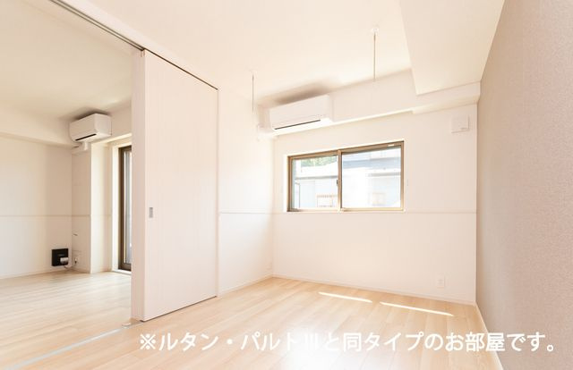 リヴァーサイド　ヴィラの居間・リビング|同シリーズのお写真です。