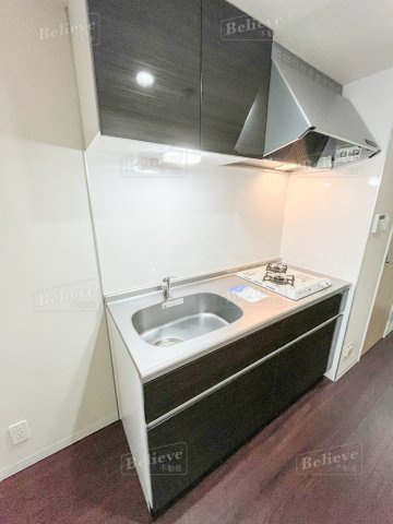 ムーンリバーJR久留米駅前のキッチン|2口コンロ付きの使いやすいシステムキッチンです♪