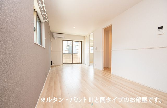 リヴァーサイド　ヴィラの居間・リビング|同シリーズのお写真です。