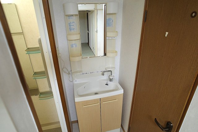 上高丸厚生年金住宅2号棟の洗面所|独立した洗面台