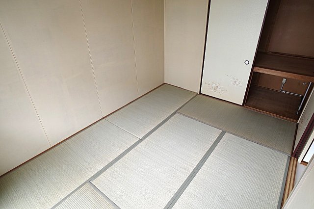 上高丸厚生年金住宅2号棟の内装|ベランダに面した明るい和室6帖のお部屋