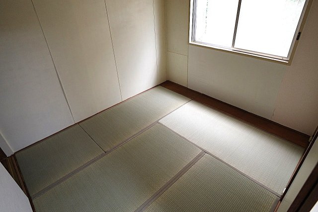 上高丸厚生年金住宅2号棟の和室|各部屋明るいです