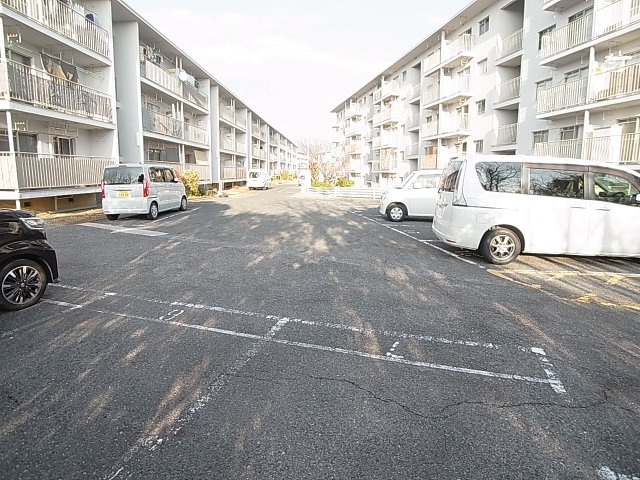 上高丸厚生年金住宅3号棟の駐車場|敷地内駐車場、複数台の契約も可能です