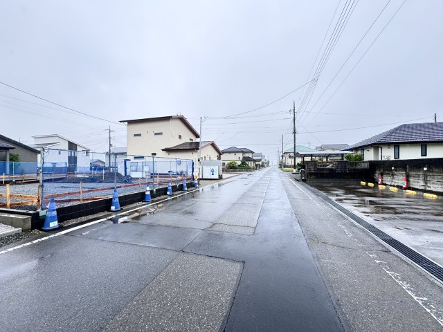 新築　渋川市半田第8　1号棟の前面道路含む現地写真|現地写真　西側接道幅員約7ｍ　東側接道幅員約4.5ｍ	