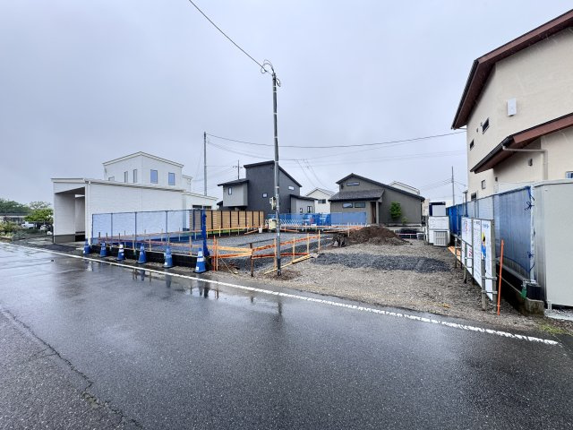 新築　渋川市半田第8　1号棟の駐車場|現地写真　駐車スペースは並列2台+並列2台分可能です！					
