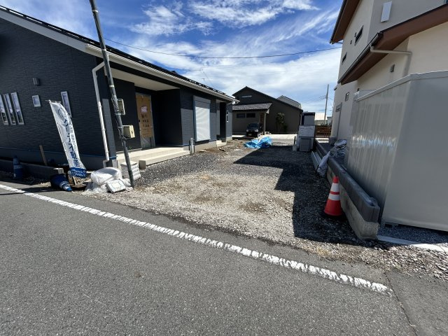 新築　渋川市半田第8　1号棟の駐車場|現地写真　駐車スペースは並列2台+並列2台分可能です！					
