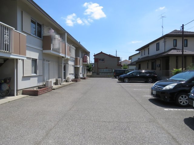 ジュネス栗原の駐車場