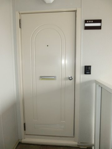 ジュネス栗原の玄関