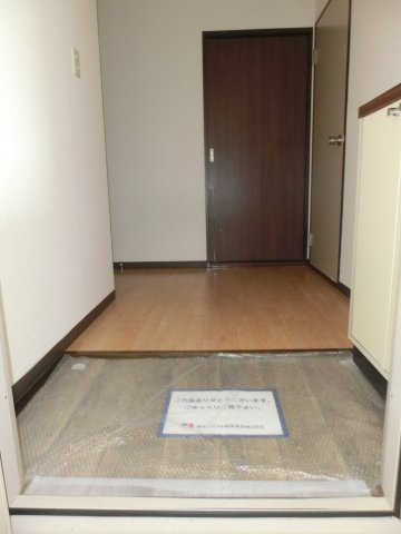 ジュネス栗原の玄関