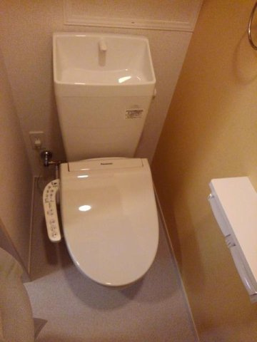 アミティエ　三本松　２号館のトイレ|落ち着いた色調のトイレです