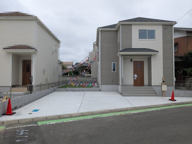 新築戸建　片岡町の外観|シックなグレーとホワイトの配色がお洒落な外観。広々とした駐車場と人工芝のお庭付き新築戸建です。