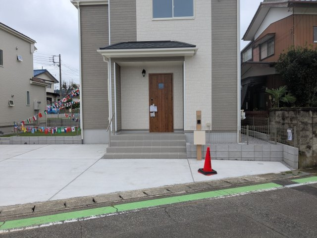 新築戸建　片岡町の庭|手入れがラクな人工芝のお庭付き！お子様の遊び場やBBQにもぴったりな、緑広がる快適空間です。