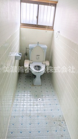 ６６５３９　岐阜市一日市場北町中古戸建てのトイレ