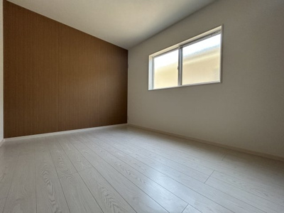 【洋室】 | 大江１丁目　１号地 | 清潔感あるホワイトの壁紙と温もり溢れるカラーの床材が見事に調和した本邸宅。