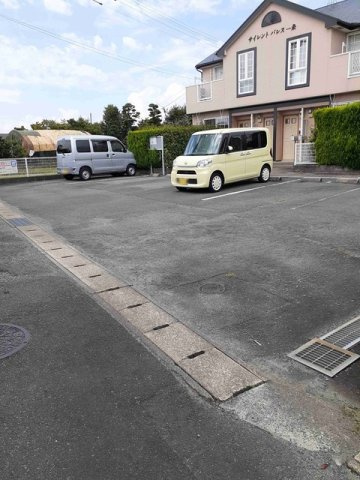 サイレントパレス一条の駐車場|車をお持ちの方に嬉しい駐車場付きの物件です
