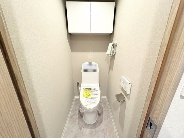 【トイレ】 | エクセル石神井台　(保谷店) | 温水洗浄機能付、清潔感のあるトイレ。収納が設置されており、生活感の出にくいスッキリとした空間です。※画像内の家具・小物類等は販売価格に含まれておりません。
