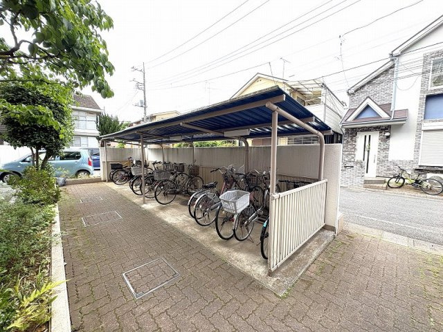 【駐輪場】 | エクセル石神井台　(保谷店) | バス停『西村』まで徒歩2分。雨の日の通勤通学や小さなお子様とのお出かけも快適。