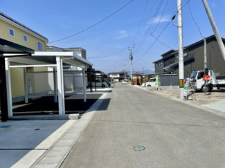 【前面道路含む現地写真】 | 【Frontal road】
忙しく過ぎゆく日常を忘れ去るほど、ゆったりした時間が流れる住環境。『快適』は「家」と「街」と「環境」が調和した時に訪れることだと改めて感じさせてくれます。