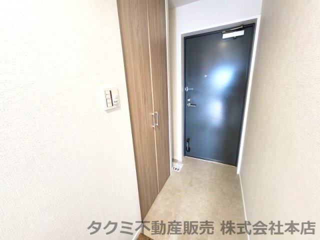 モンセーヌ住吉川公園　1番館　の玄関|収納力のある下駄箱　高さが変えられる棚付きでブーツも収納出来ます。