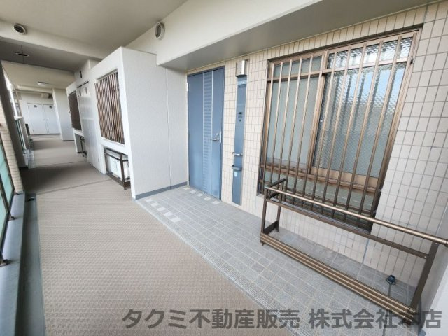モンセーヌ住吉川公園　1番館　の玄関|廊下側には室外機置場があるのでエアコン設置できます。