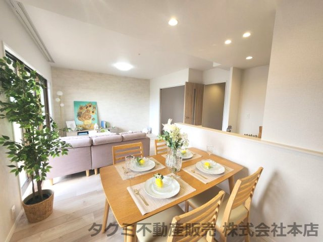 モンセーヌ住吉川公園　1番館　の居間・リビング|明るいLDK１４．５帖　長方形のリビングは家具の配置もしやすく広さを有効活用できます♪