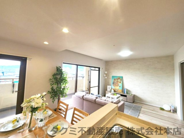 モンセーヌ住吉川公園　1番館　の居間・リビング|キッチンからの目線です。リビングが見渡せ家事をしながら家族との会話が楽しめます。