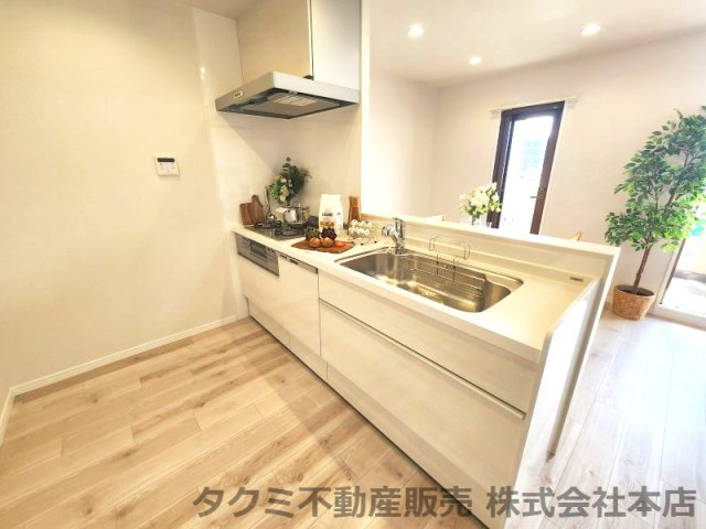 モンセーヌ住吉川公園　1番館　のキッチン|食洗器付きシステムキッチン　スペースが広くとられており、冷蔵庫や食器棚を置いてもゆとりの広さがあります♪