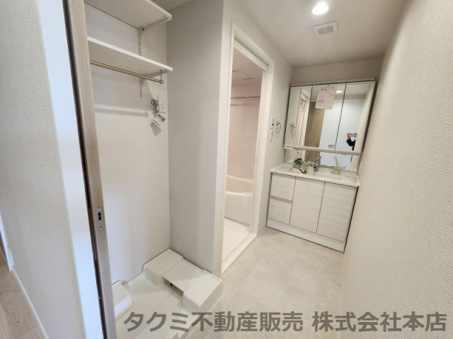 モンセーヌ住吉川公園　1番館　の洗面所|洗濯パンの上には収納棚があるのでとても便利♪