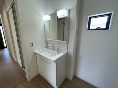 【独立洗面台】 | 【新築分譲住宅　～ LIGARE　リガーレ～　】寒河江市日田　1期1棟 | ミラーを手前に引けば、楽な姿勢で髭剃りやメイクができます。合わせ鏡にすればヘアスタイルのチェックもラクラク。洗面化粧台のミラー裏にはたっぷり入る収納スペースを設けています(*´▽｀*)