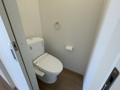 【トイレ】 | 【新築分譲住宅　～ LIGARE　リガーレ～　】寒河江市日田　1期1棟 | ウォシュレット機能付きシャワートイレは、ツイントルネード洗浄なので、少ない水でもしっかりと前方の返し部分から後方部までしっかり洗浄！