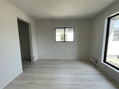 【洋室】 | 【新築分譲住宅　～ LIGARE　リガーレ～　】寒河江市日田　1期1棟 | バルコニーと繋がるお部屋ですのでお布団などの大きな洗濯物もそのまま干してフカフカに♪屋根付きなので突然の雨でも安心です！