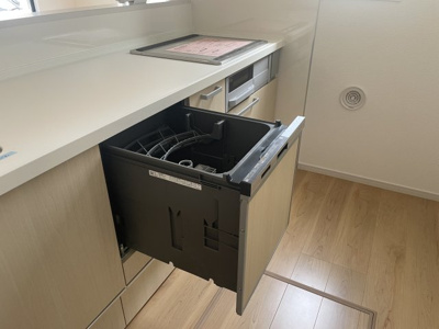 【キッチン】 | 【新築分譲住宅　～ LIGARE　リガーレ～　】寒河江市日田　1期1棟 | キッチンに組み込まれたタイプの食器洗い機です。省スペースで、使うときだけ扉を開けるため、スッキリとしたキッチンを保てます。食器をセットしてボタンを押すだけで、洗浄から乾燥まで自動で完了。