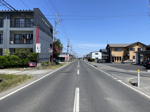 【前面道路含む現地写真】 | 【新築分譲住宅　～ LIGARE　リガーレ～　】寒河江市日田　1期1棟 | 前面道路は、西側が公道幅員10.0ｍ、北側が公道幅員約6.0mで広々としています♪