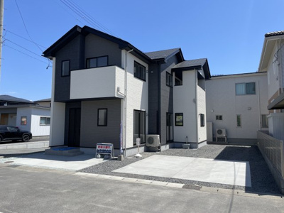 【外観】 | 【新築分譲住宅　～ LIGARE　リガーレ～　】寒河江市日田　1期1棟 | ☆1号棟
４ＬＤＫ＋駐車3台以上可◎
堂々たる趣ながら、主張し過ぎずどこか余裕を感じさせるシャープなフォルムで佇む邸宅は、晴天の空と照らし合わせる事で、本来あるべき完成形の姿を見せてくれます♪