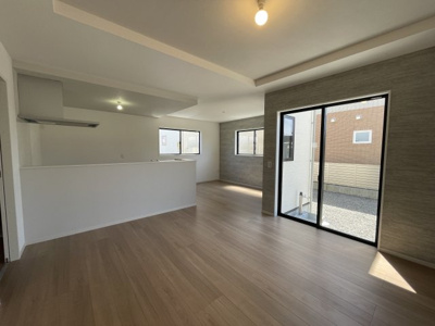 【居間・リビング】 | 【新築分譲住宅　～ LIGARE　リガーレ～　】寒河江市日田　1期1棟 | 光が溢れ、風も溢れ、居心地のよい住空間、自然体で過ごせる住空間にリビングを。それは住むというシンプルなカタチをどこまでも追求してきた結果です。新築の厳かな居住性を身体全体で感じられます。